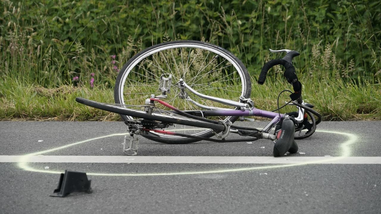 Thüringen: Schwere Unfälle mit Radfahrern in Thüringen: Tödlich gestürzt und Vorfahrt genommen ...
