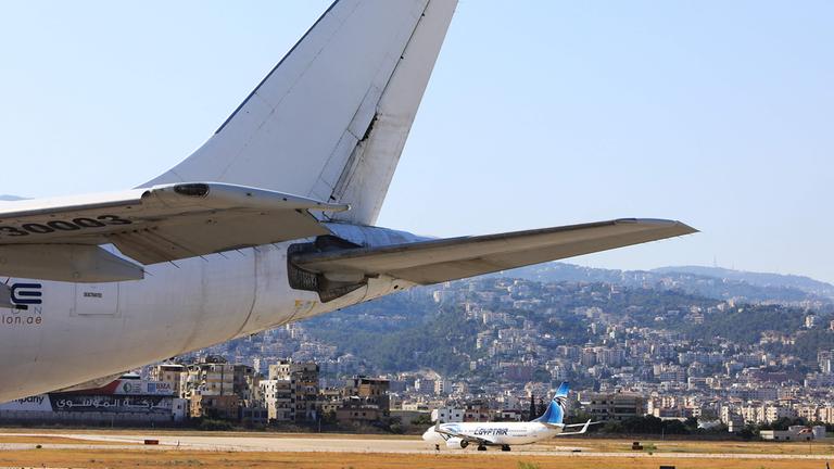 Flugzeuge stehen auf dem Rollfeld des internationalen Flughafens von Beirut.