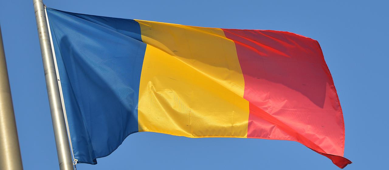 Die rumänische Flagge weht an einem Fahnenmast.