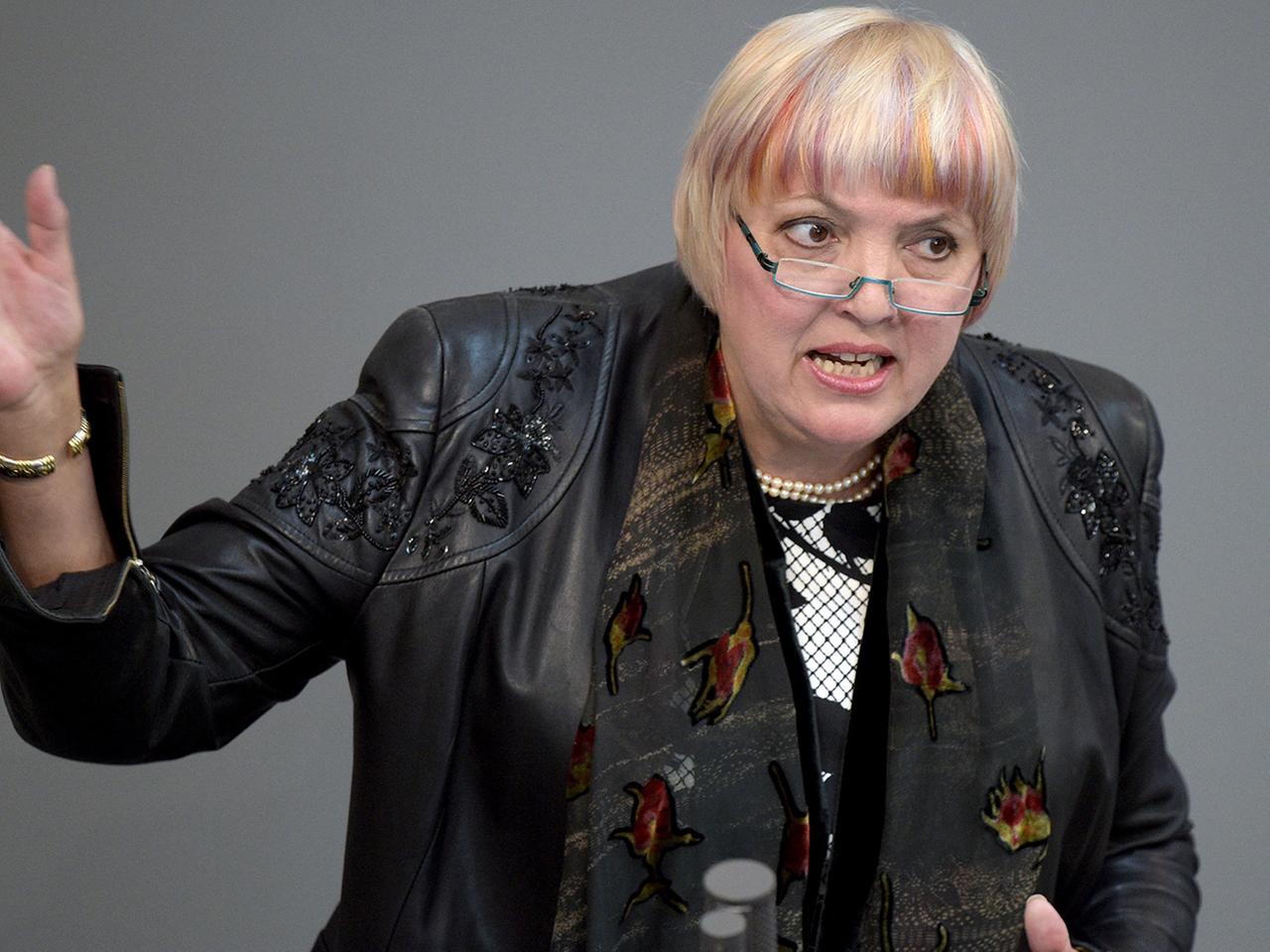 Grünen-Politikerin Roth: Im Visier des Hasses | tagesschau.de