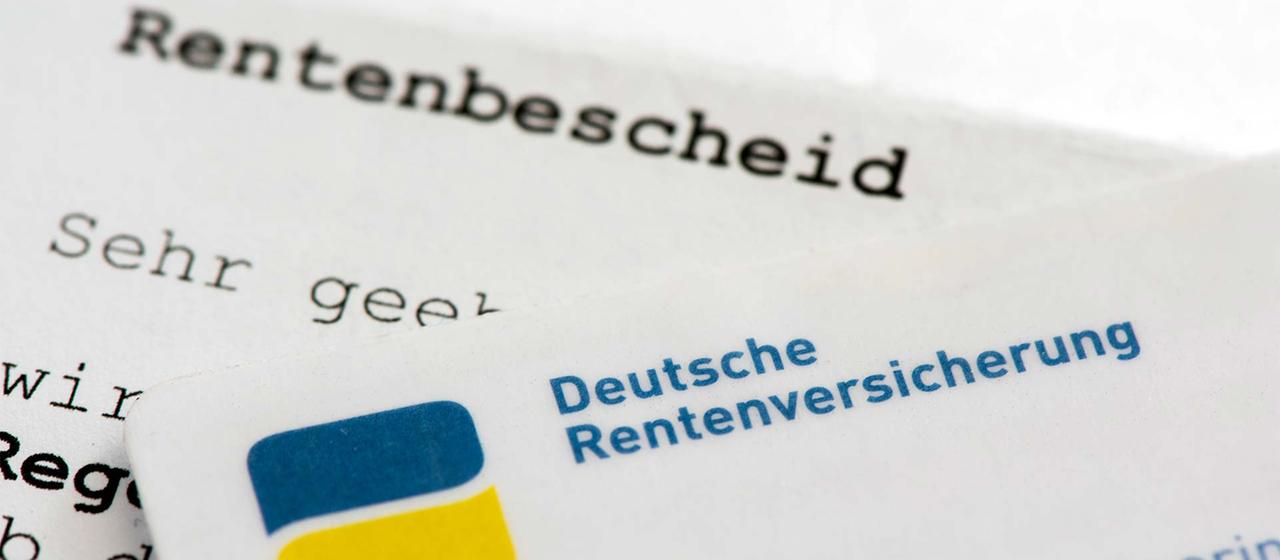 Rentner-Ausweis der deutschen Rentenversicherung liegt auf einem Rentenbescheid.