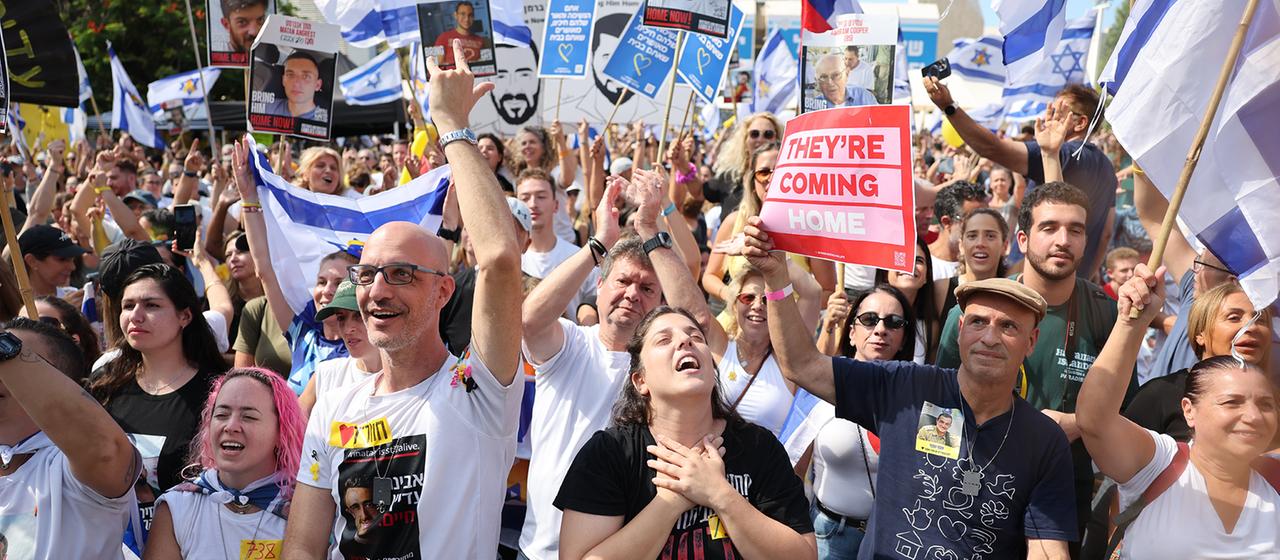 Menschen jubeln auf dem Platz der Geiseln in Tel Aviv.