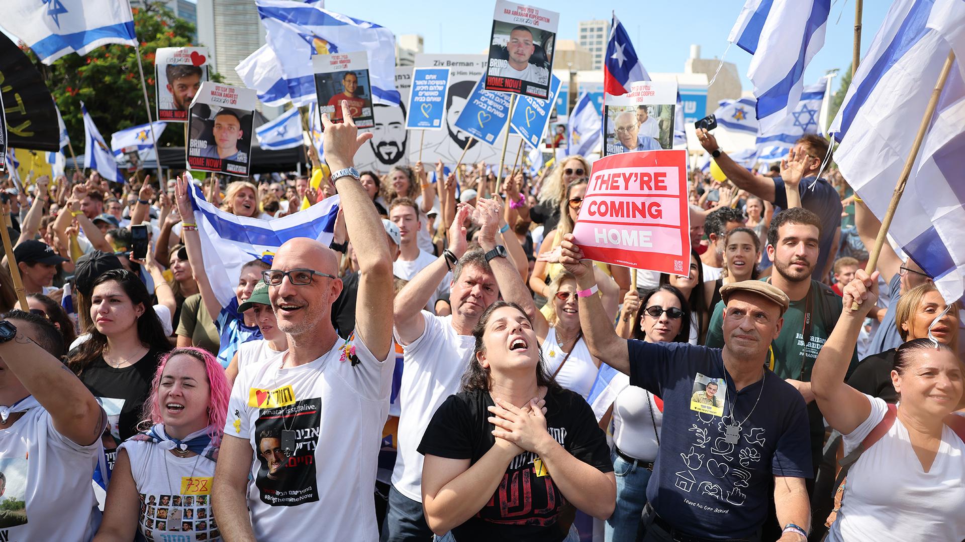 Menschen jubeln auf dem Platz der Geiseln in Tel Aviv. | EPA