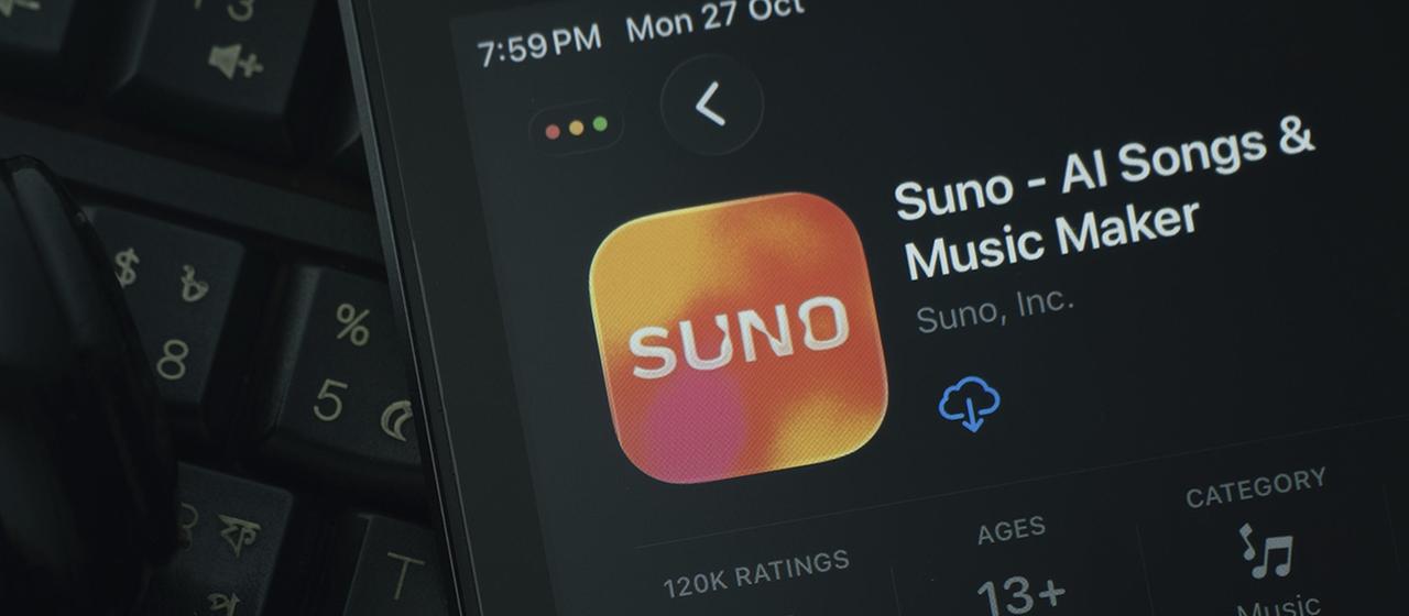 Ein iPad auf dem die Suno-AI-App zu sehen ist.