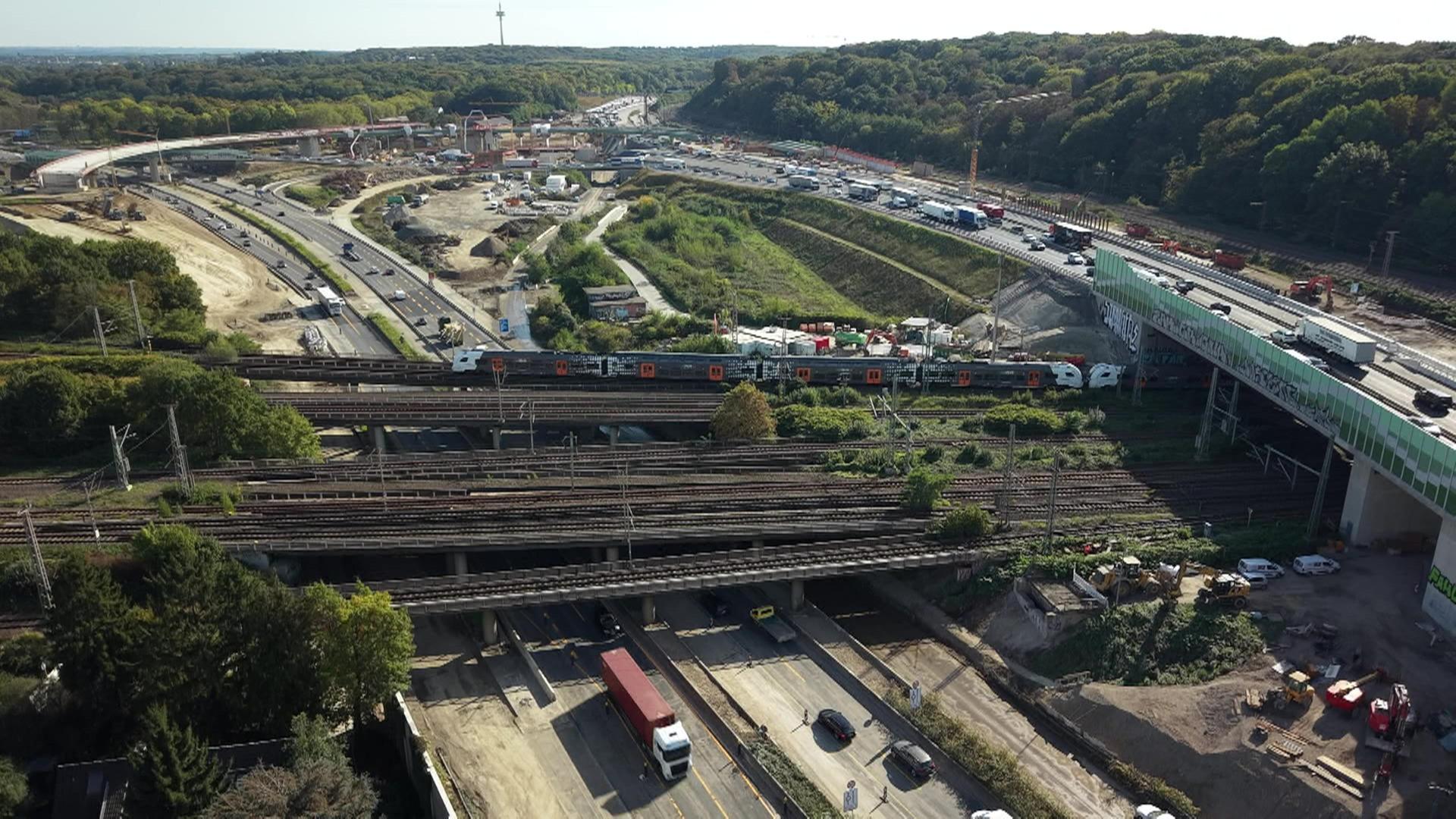Das Kreuz Kaiserberg aus der Luft, am linken Bildrand erstreckt sich die A3, mittig die A40, quer durch das Bild führt die Bahntrasse | WDR/Christian Zens