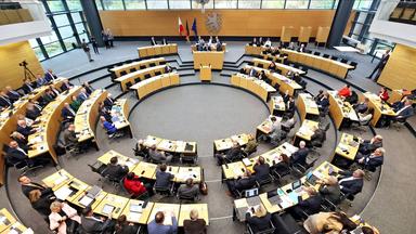 Blick in den Thüringer Landtag: erste reguläre Sitzung des Thüringer Landtages am 13.11.2024 in Erfurt.