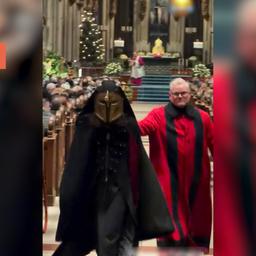 Maskenmann stört Christmette im Kölner Dom | Kurzvideo | tn