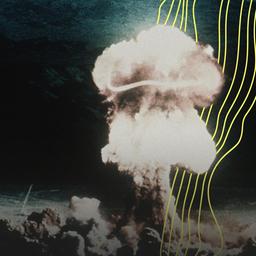 Ein Atompilz steigt nach der Explosion einer Atombombe über dem Testgelände in der Wüste von Nevada auf. (Undatiert).