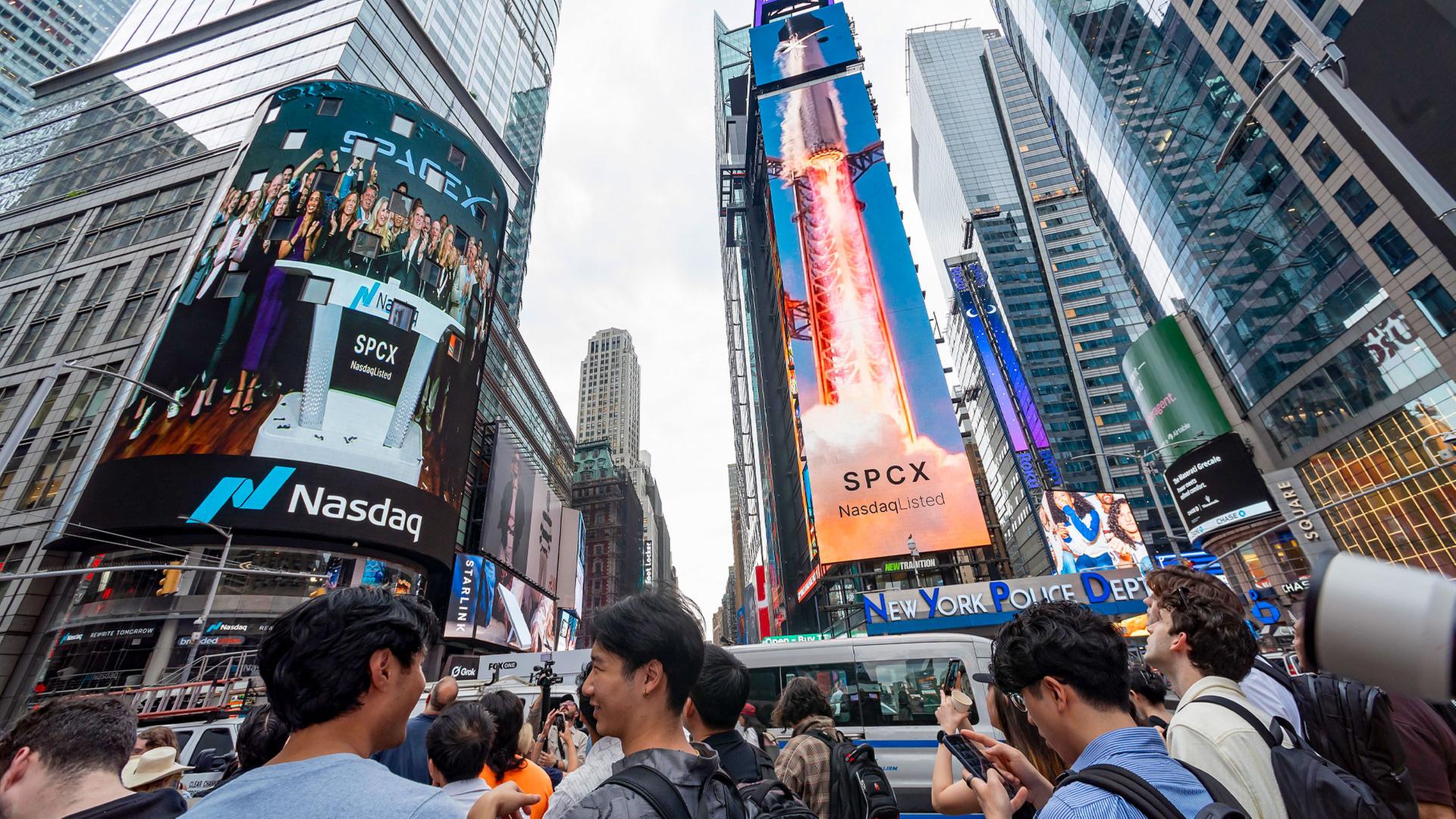 NASDAQ-Zentrale am New Yorker Times Square am Tag des Börsengangs von SpaceX. | picture alliance / Sipa USA