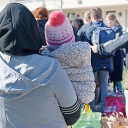 Geflüchtete aus der Ukraine stehen vor den Gebäuden einer Flüchtlingsunterkunft.