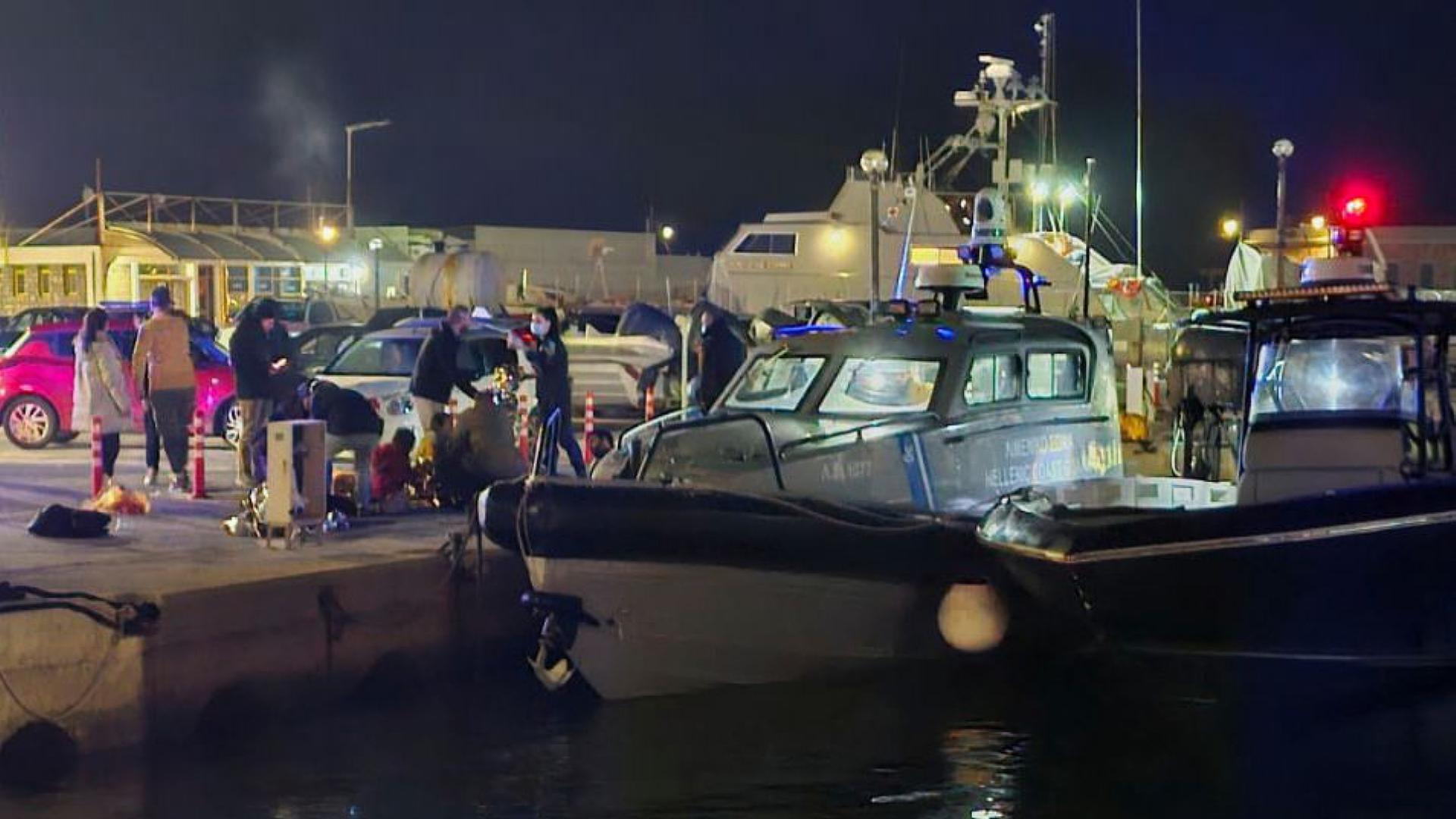 Beamte der griechischen K�stenwache f�hren in einem Hafen auf der ost�g�ischen Insel Chios Rettungsma�nahmen durch | Pantelis Fykaris/Politischios.gr