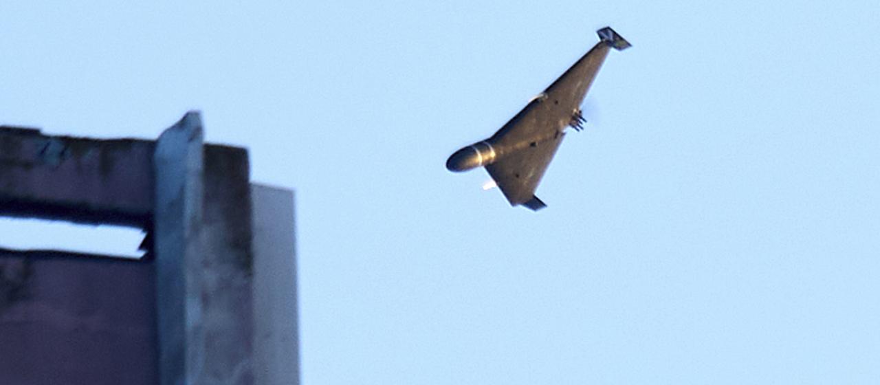 Eine russische Drohne greift ein Gebäude an.