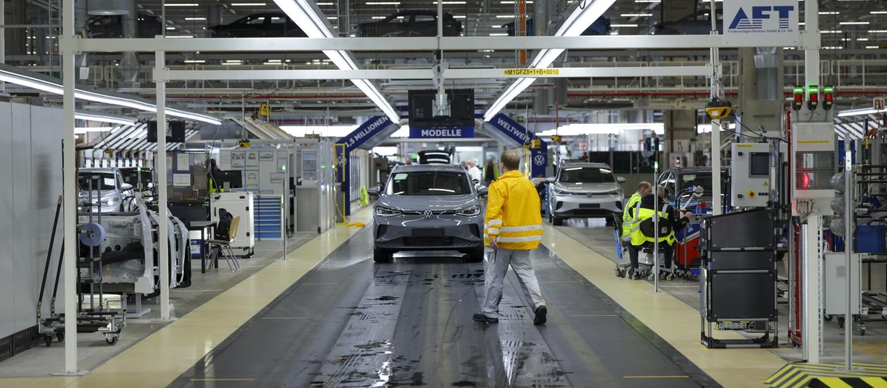 Eine Produktionsstraße in der Volkswagenfabrik in Emden 