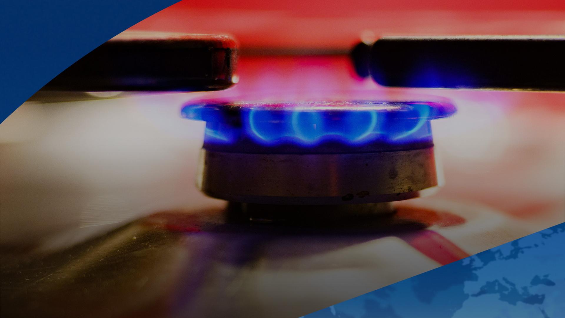 Eine Gasflamme brennt auf dem Herd in einem Frankfurter Haushalt. | dpa