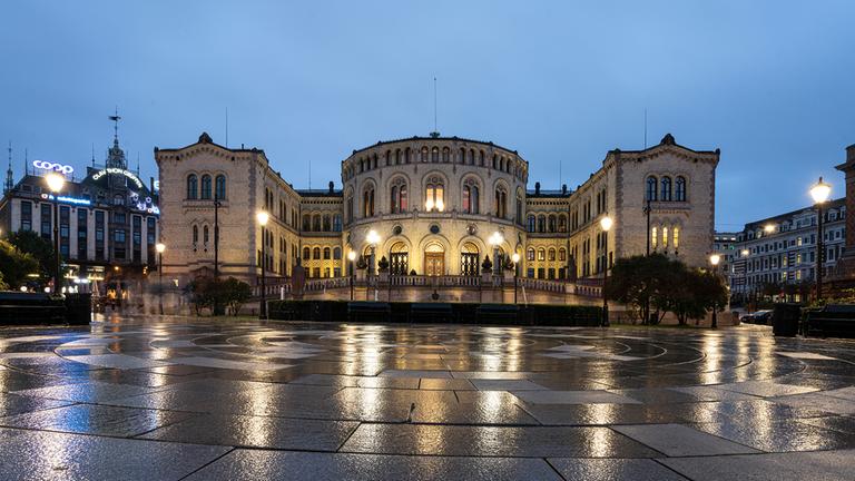 Blick auf das Parlamentsgebäude in Oslo.