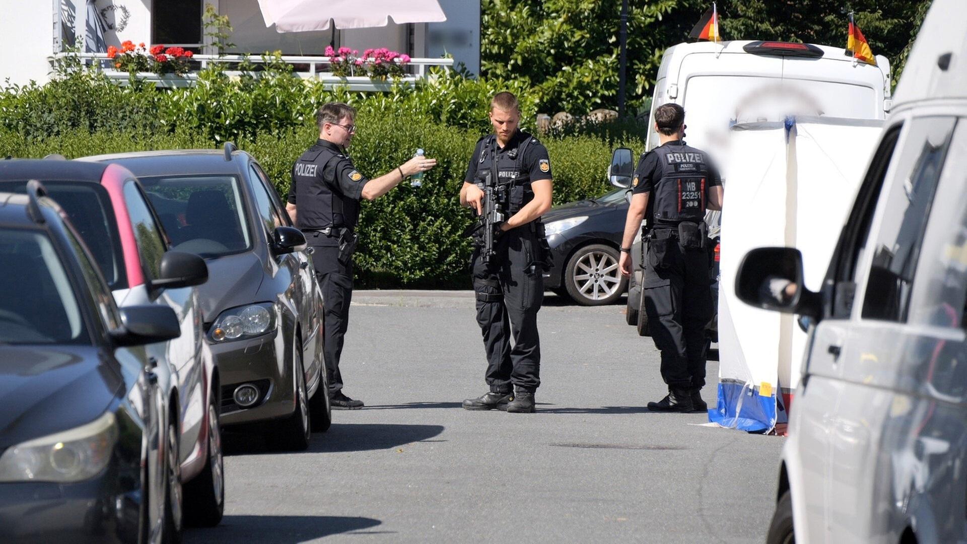 Bewaffnete Polizisten in einer Straße | dpa | Hüneke