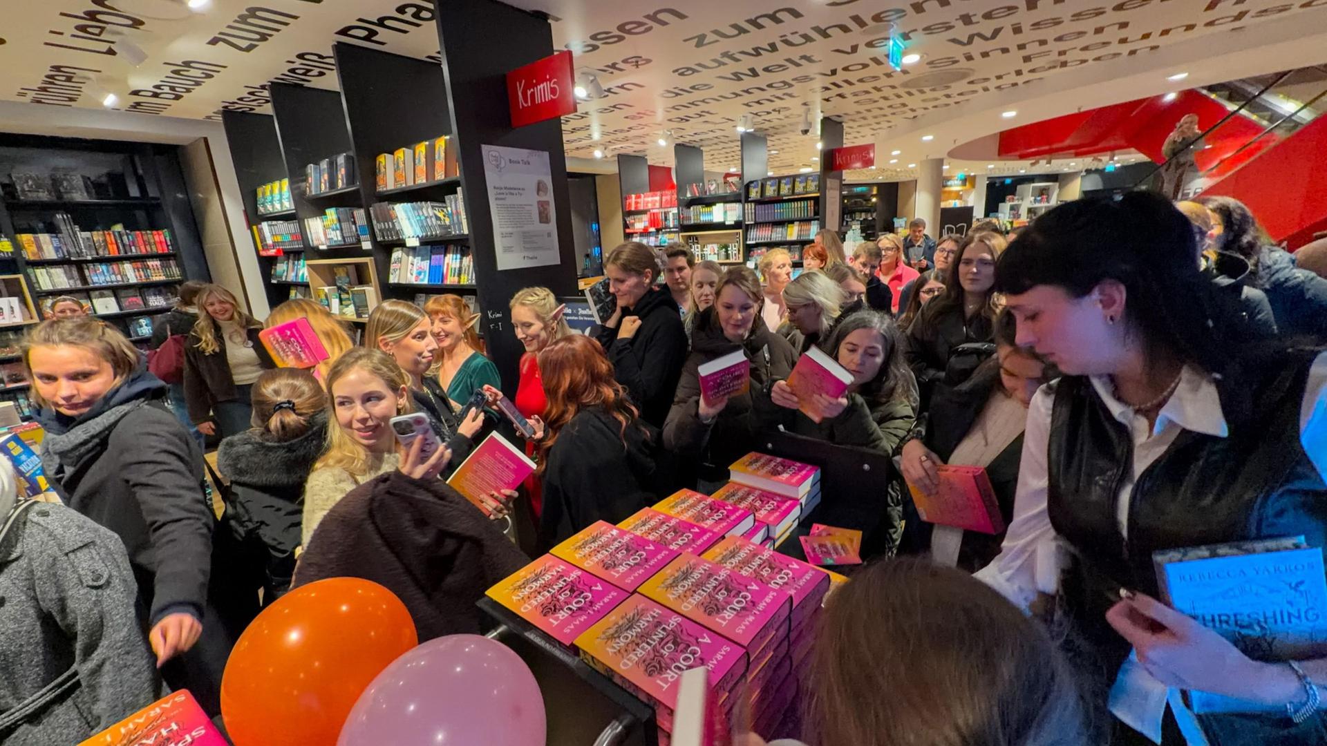Neues "Reich der Sieben Höfe"-Buch: Fans feiern Buchnacht in Düsseldorf