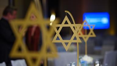 Davidsterne stehen auf dem Gemeindetag des Zentralrat der Juden in Deutschland (Archivbild).
