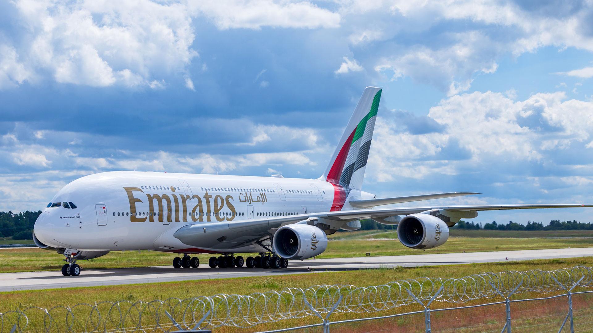 Ein Airbus A380 der Emirates auf dem Rollfeld des Flughafens BER | picture alliance / Eibner-Presse