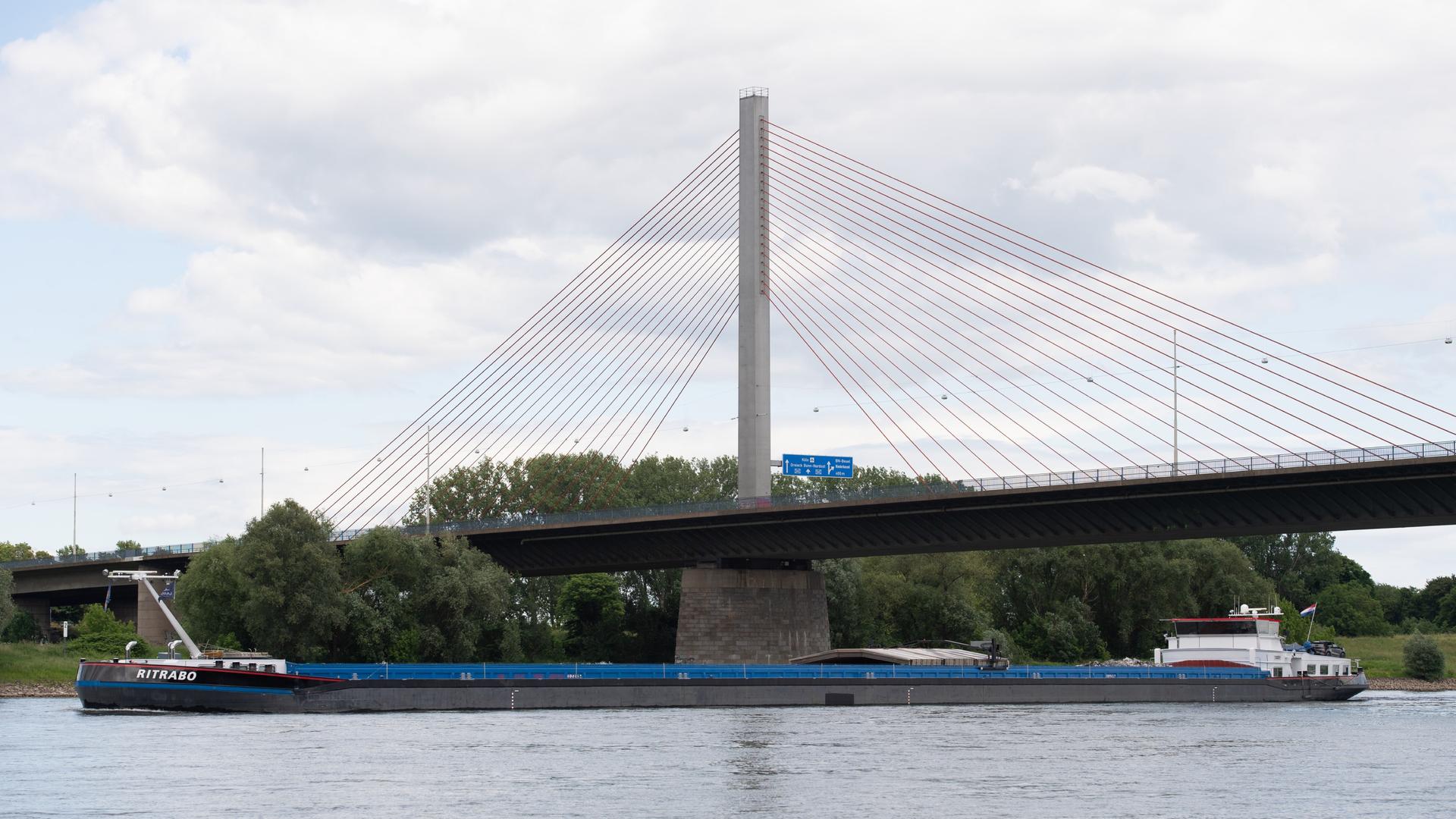 Ein Frachtschiff fährt unter der Bonner Nordbrücke hindurch | ddp/Malte Ossowski/Sven Simon