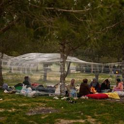 Menschen kampieren im Freien in Istanbul, nachdem die Stadt von einem Erdbeben erschüttert wurde.