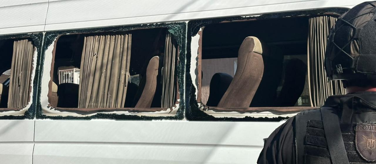 Der getroffene Kleinbus nahe der ukrainischen Stadt Nikopol