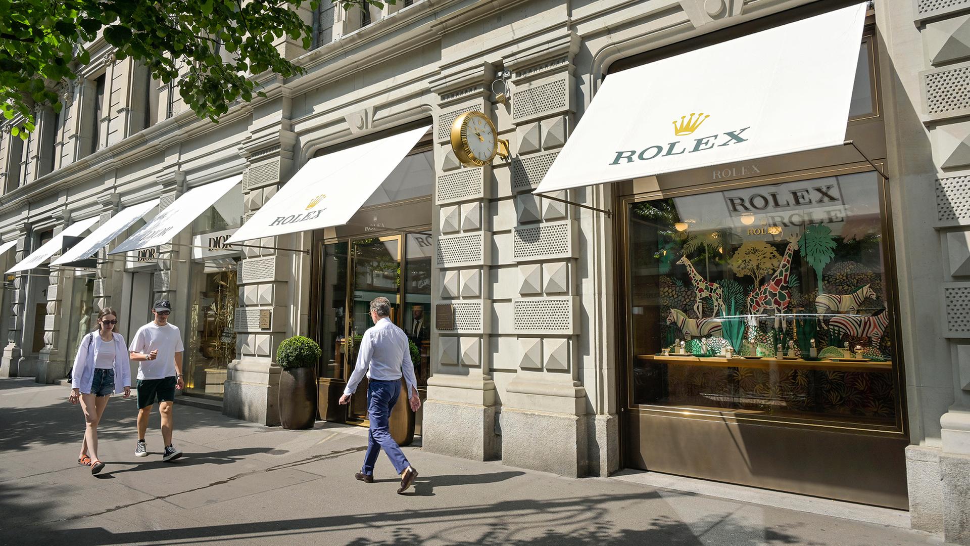 Passanten gehen eine Strae in Zrich entlang. | picture alliance / Joko