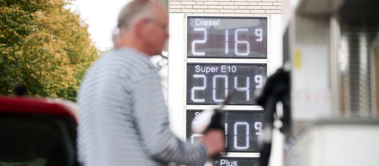 Kraftstoffpreise stehen auf der Preistafel einer Tankstelle