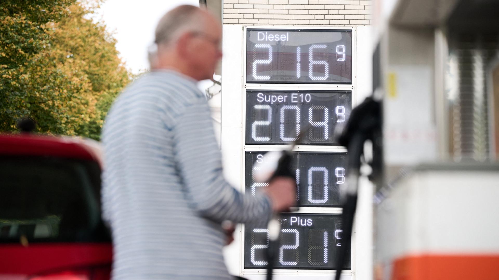 Kraftstoffpreise stehen auf der Preistafel einer Tankstelle | Sina Schuldt/dpa