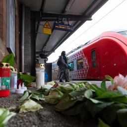 Kerzen und Blumen erinnern auf dem Bahnsteig am Bahnhof in Landstuhl an den getöteten Bahnmitarbeiter Serkan C. Der mutmaßliche Täter war offenbar bereits vor der Tat auffällig geworden.