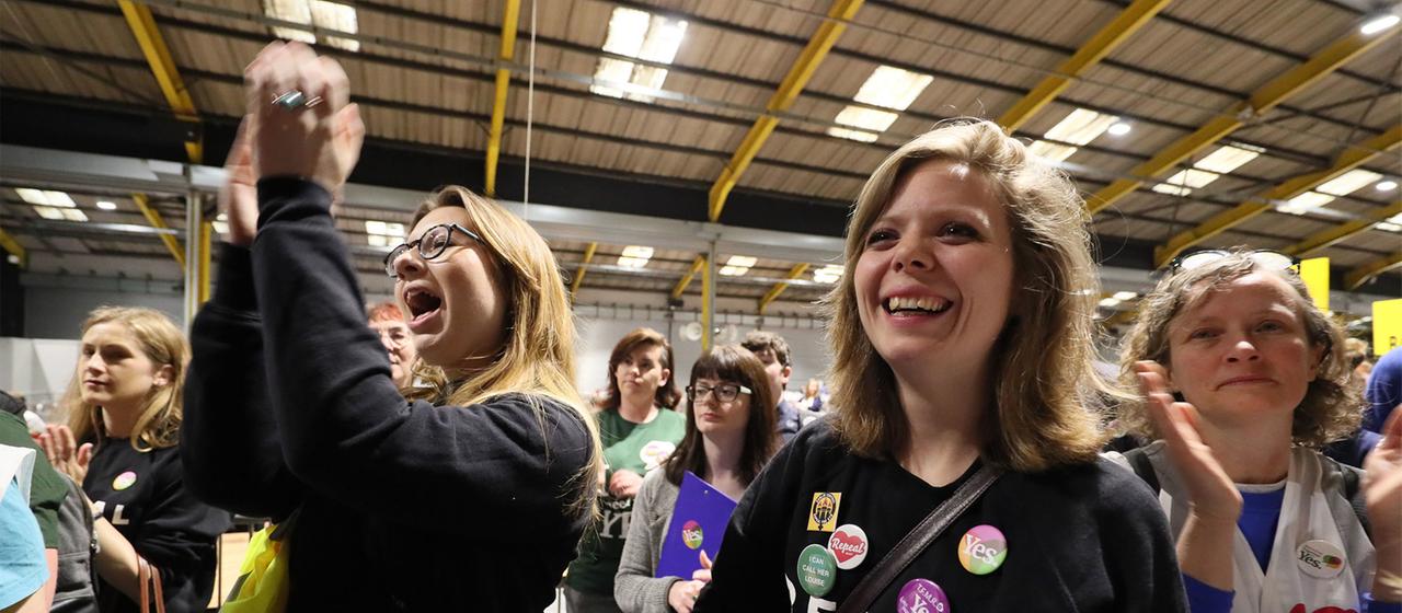 Befürworterinnen der Lockerung des strikten Verbots von Schwangerschaftsabbrüchen warten auf die Stimmauszählung zum Abtreibungsreferendum in Irland.