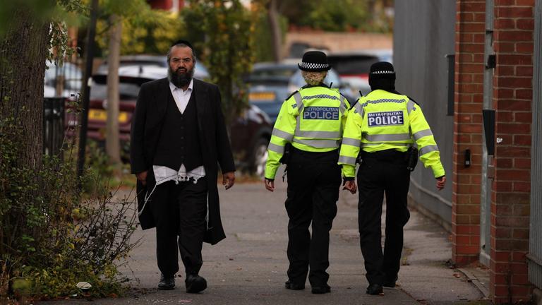 Britische Polizisten patrouillieren in einem Viertel in London, in dem viele Jüdinnen und Juden leben