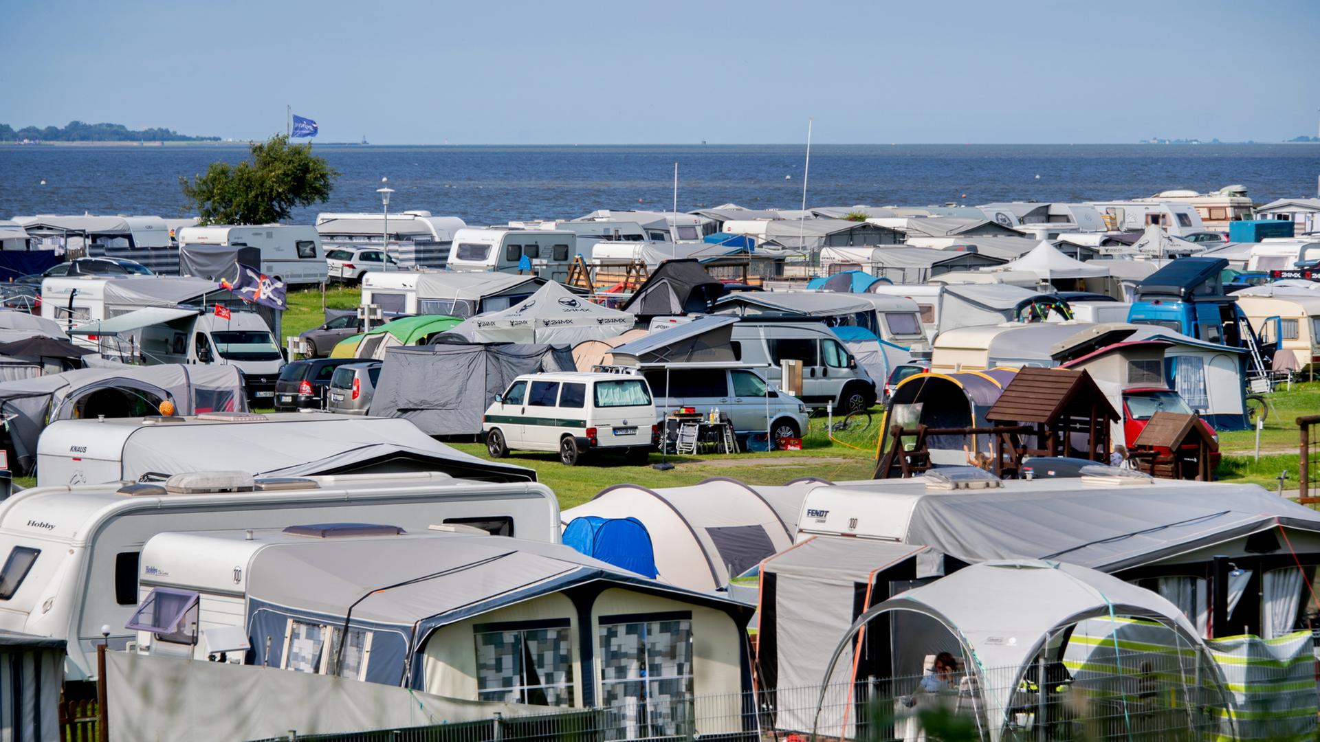 Wohnmobile und Zelte stehen auf einem Campingplatz in Dangast an der Nordsee. | dpa