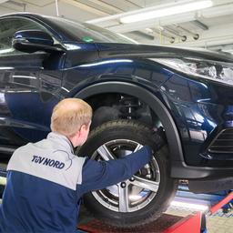 Ein Sachverständiger vom Tüv Nord überprüft bei einer Hauptuntersuchung (HU) einen PKW.