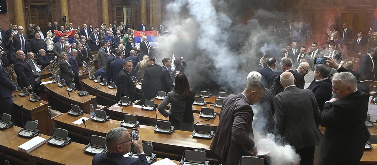 Rauch zieht durch das serbische Parlament.