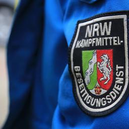 Ein Wappen mit der Aufschrift "NRW-Kampfmittel-Beseitigungsdienst" ist auf einer Jacke aufgenäht.