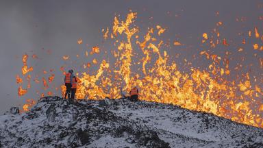 Wissenschaftler der Universität von Island nehmen Messungen und Proben, während sie auf dem Kamm vor dem aktiven Teil der Eruptionsspalte eines aktiven Vulkans in Grindavik auf der isländischen Halbinsel Reykjanes stehen. 