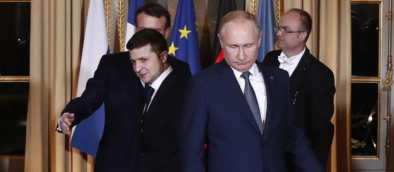 Wolodymyr Selenskyj und Wladimir Putin bei einem Treffen im Dezember 2019. | dpa Wolodymyr Selenskyj und Wladimir Putin bei einem Treffen im Dezember 2019.