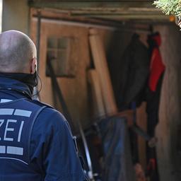 Symbolbild: Einsatzkräfte der Polizei durchsuchen am 27.09.2023 ein Objekt. (Quelle: Picture Alliance/Jan-Philipp Strobel)