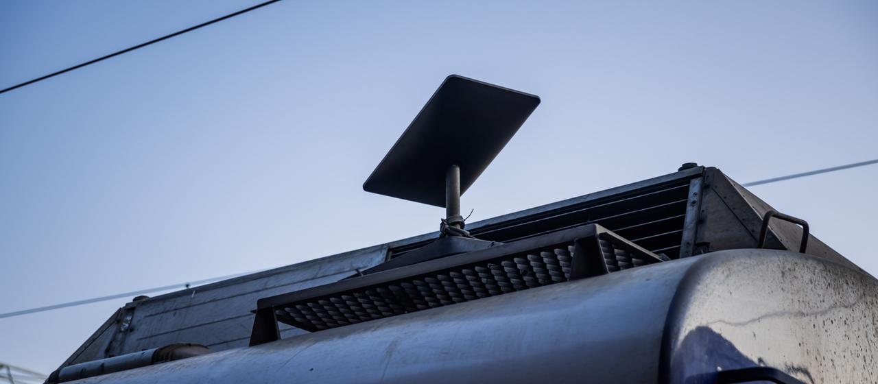 Eine Antenne des Satelliten-Internetanbieters Starlink auf einem Zug.