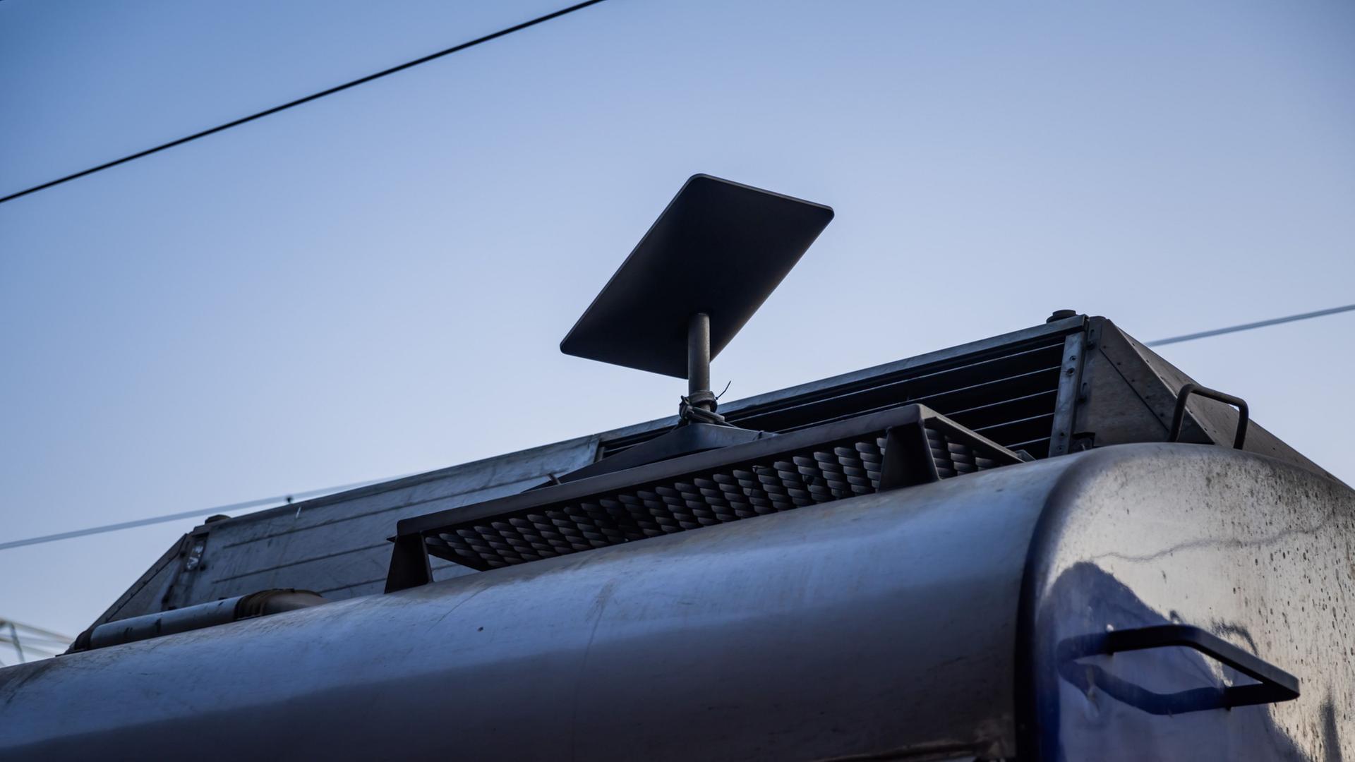 Eine Antenne des Satelliten-Internetanbieters Starlink auf einem Zug. | Christoph Soeder/dpa-ENR-Pool/dp