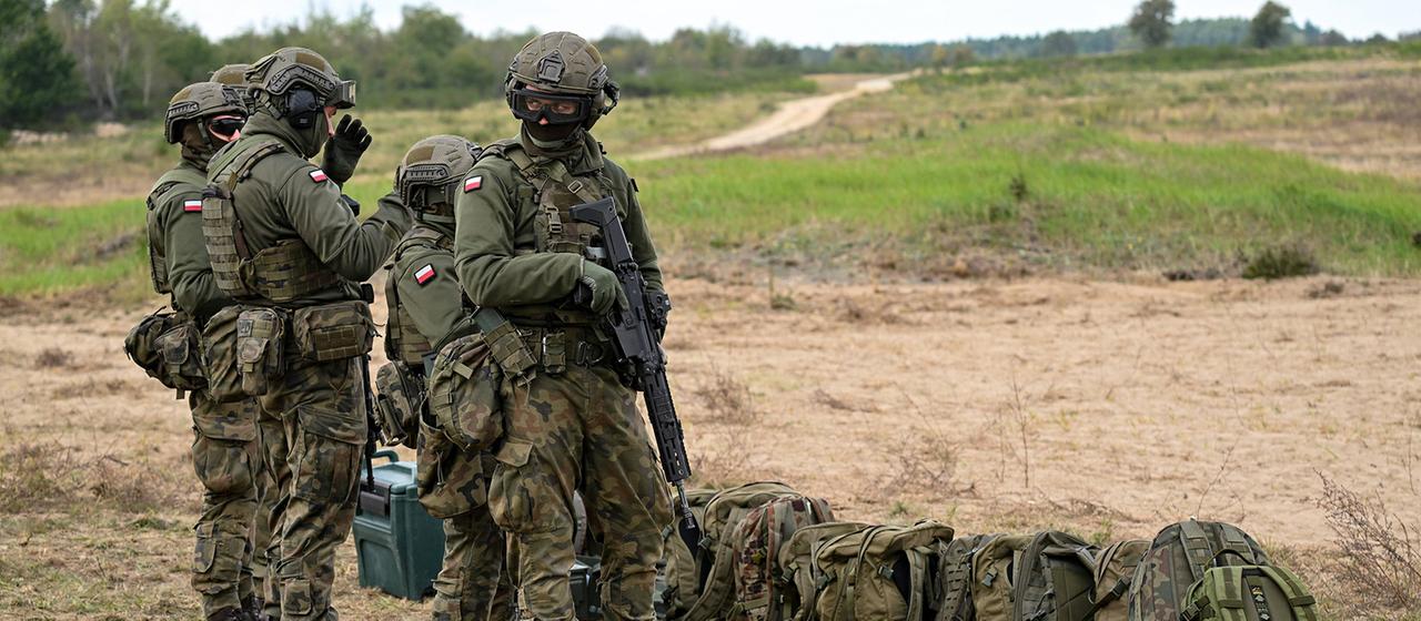 Soldaten stehen am Rand eines Feldes. (Archivbild: 2.10.2025)