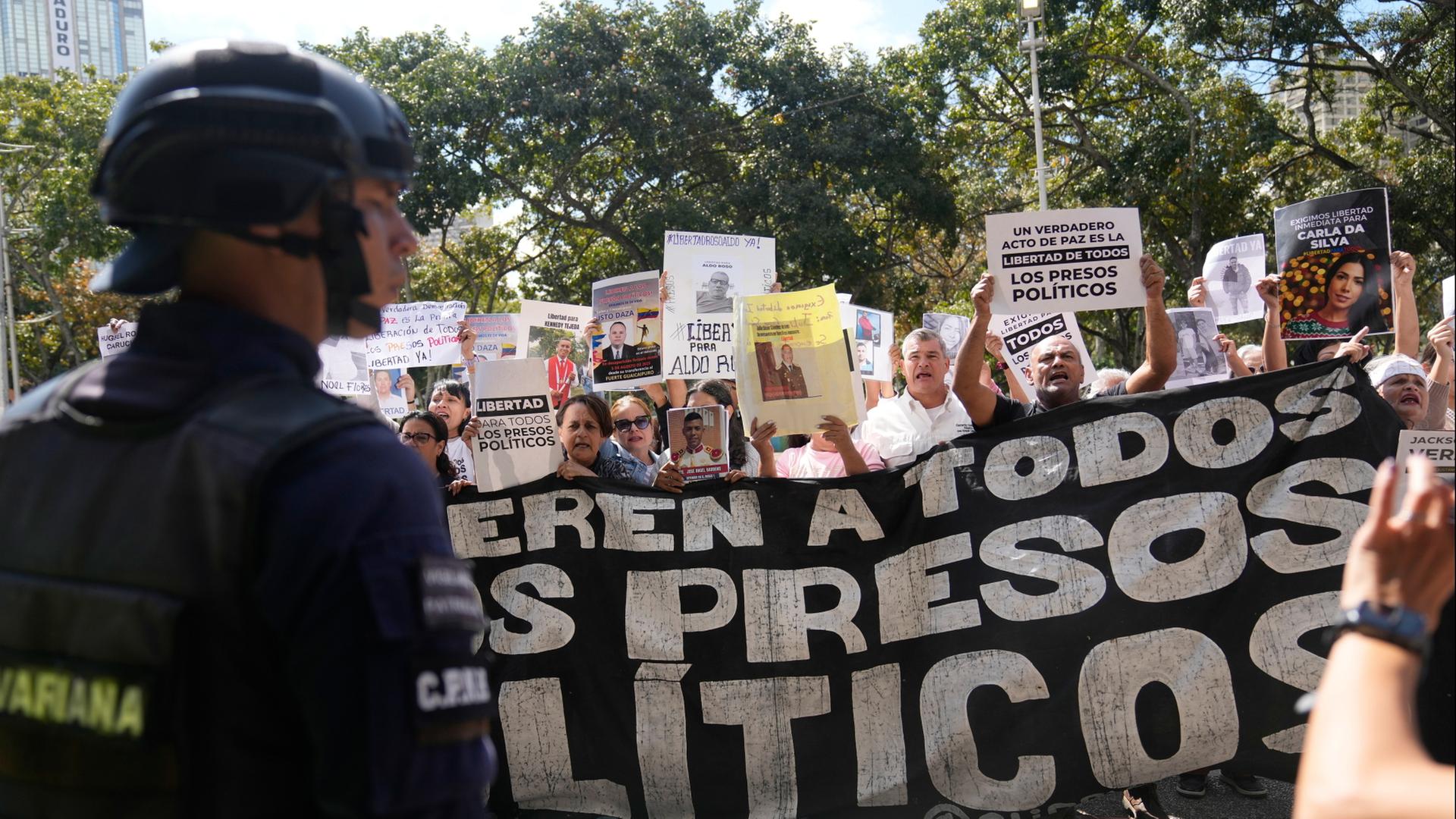 Menschen protestieren in Caracas für die Freilassung von politischen Häftlingen. (Archivbild vom 20.01.2026) | dpa