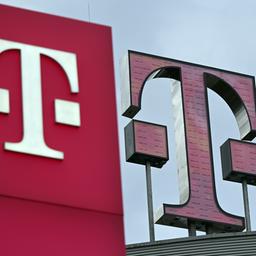 Das Logo der Telekom steht auf dem Dach der Unternehmenszentrale.