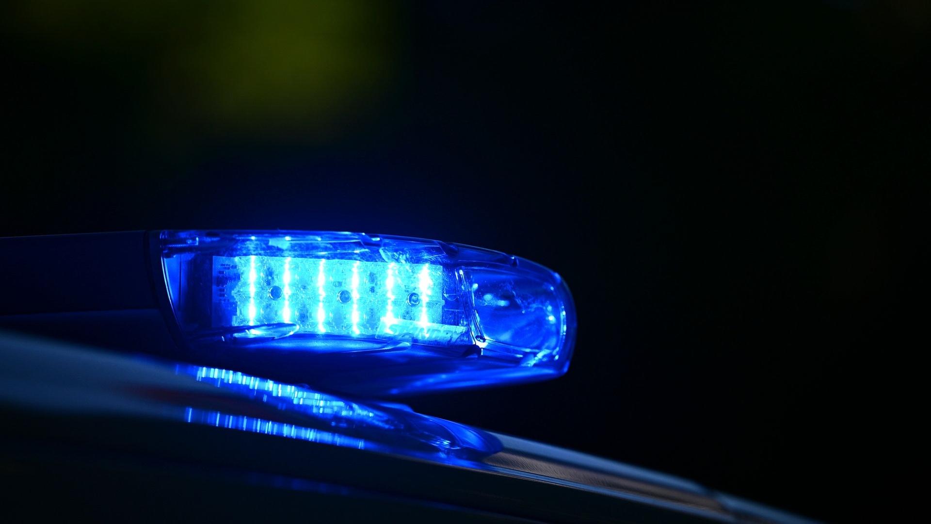 Blaulicht auf einem Polizeifahrzeug (Symbolbild) | dpa Bildfunk, picture alliance/dpa | Markus Lenhardt