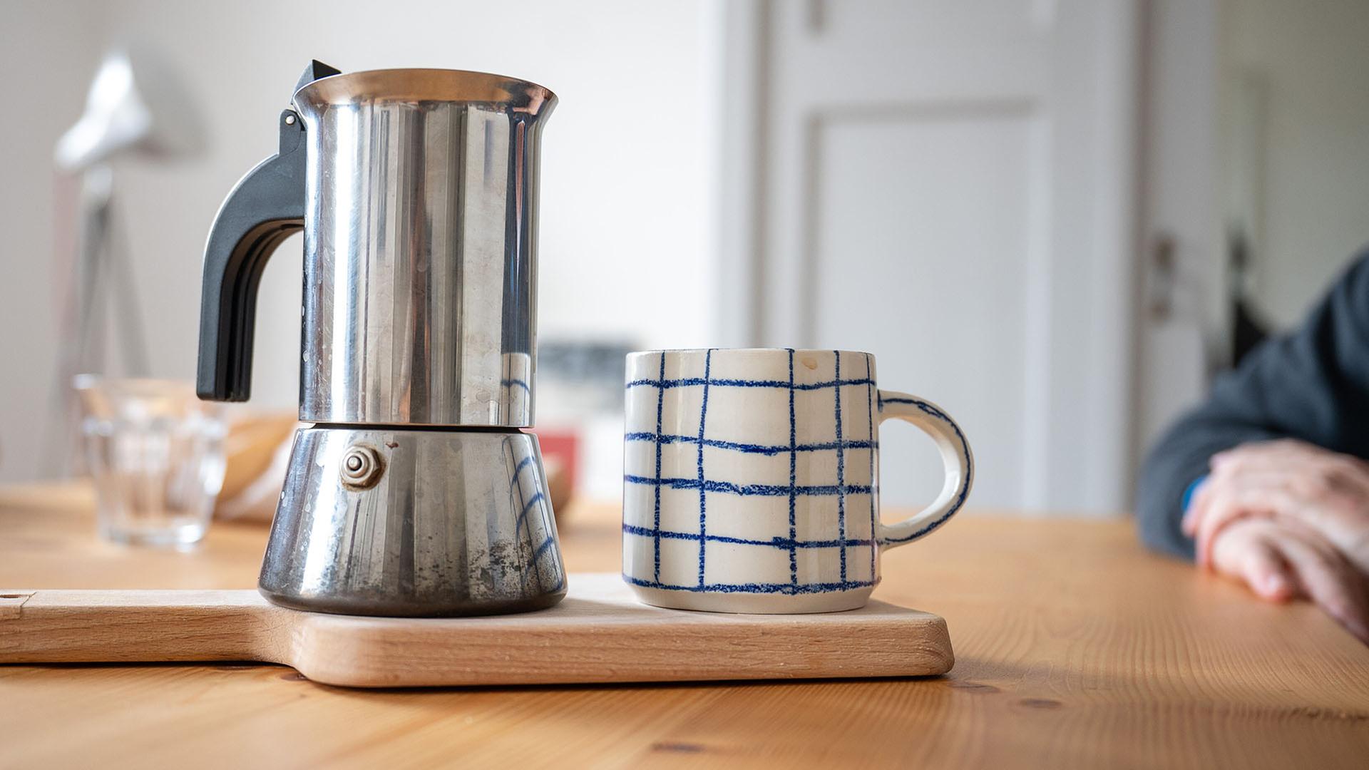 Ein Espressokocher und eine Tasse stehen auf einem Tisch. | picture alliance/dpa