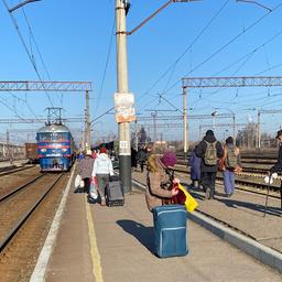 Menschen stehen am Bahnhof in Kramatorsk auf einem Bahnsteig.