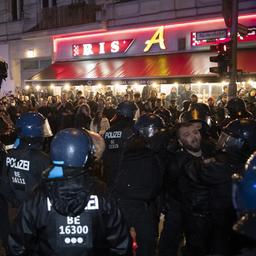 Pro-palästinensische Demonstranten und Einsatzkräfte der Polizei trafen am Samstagabend in Berlin aufeinander