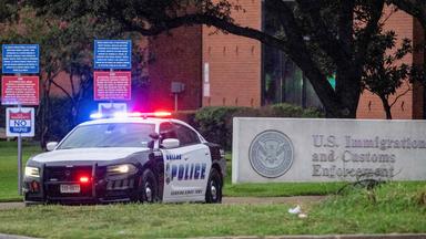 Ein Polizeiwagen steht vor einer Außenstelle der US-Einwanderungsbehörde in Dallas.