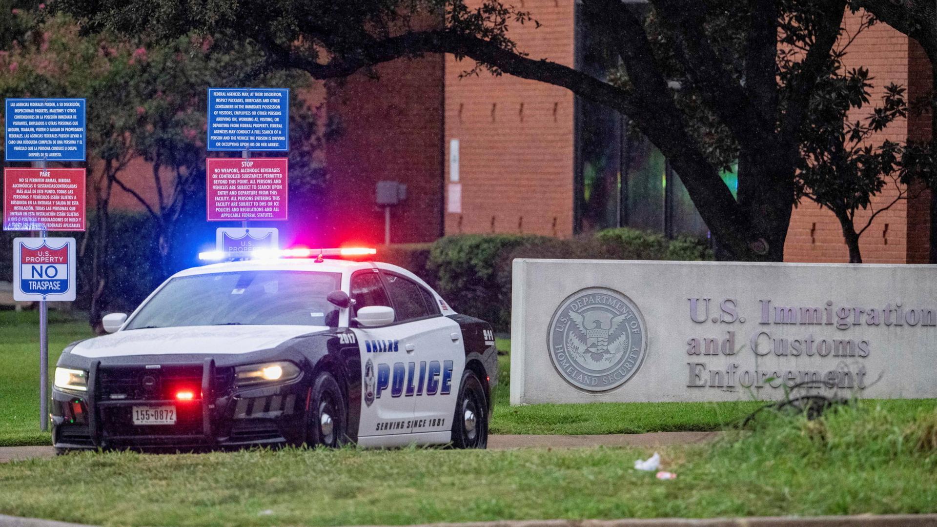 Ein Polizeiwagen steht vor einer Außenstelle der US-Einwanderungsbehörde in Dallas. | REUTERS